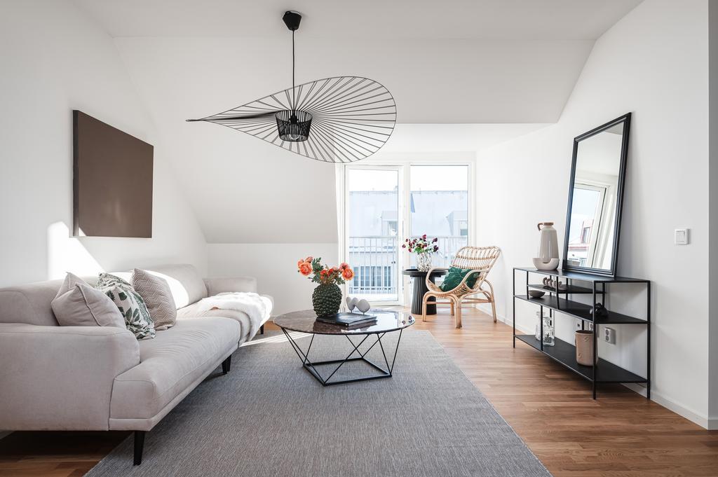 Lägenheten har ljusa ytskikt och moderna materialval