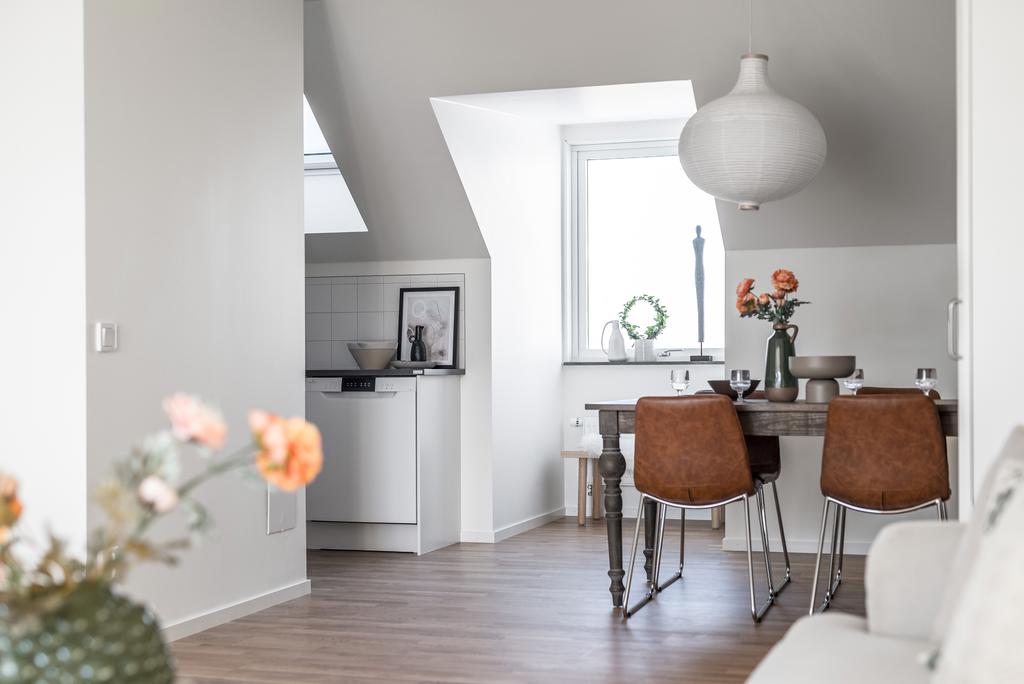 I köket får vi ljusinsläpp båda via kupa och takfönster