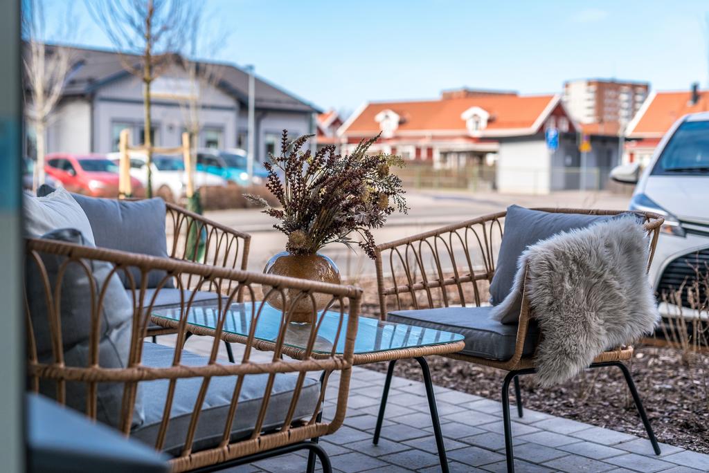 Den stenbelagda uteplatsen nås från vardagsrummet