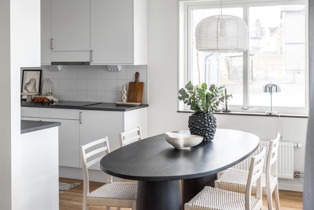 Matplatsen binder samman kök och vardagsrum