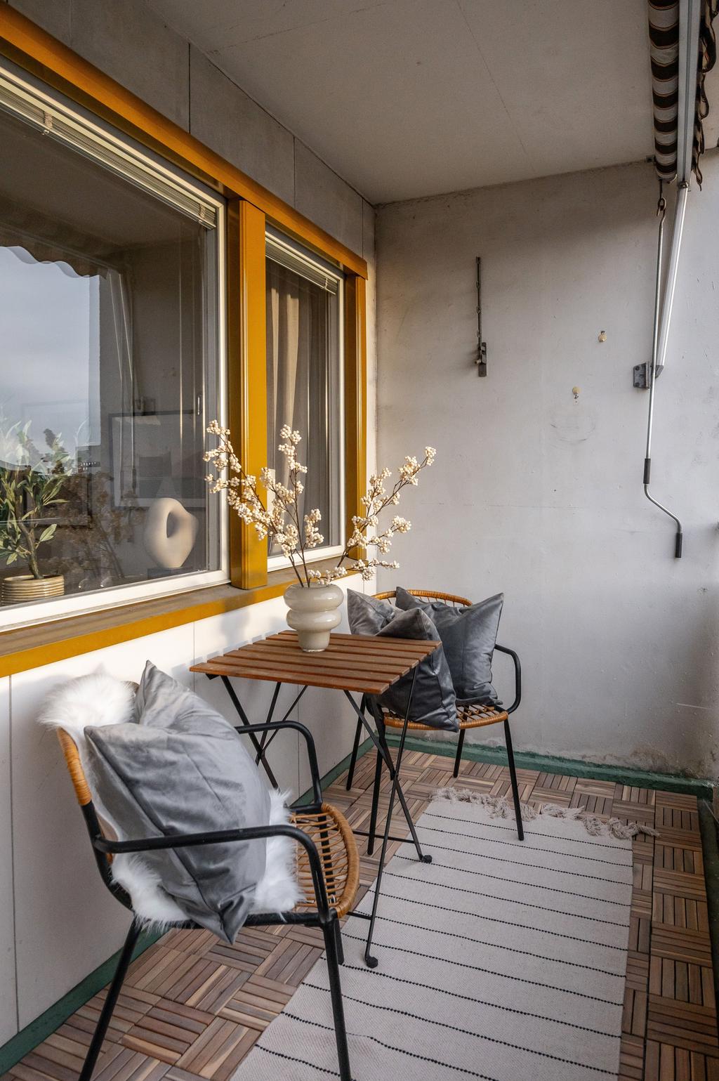 Balkong med trätrall och plats för caféset