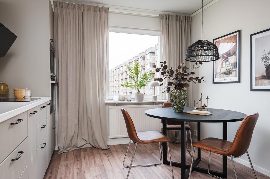 Köket är stilfullt och ger plats för matbord