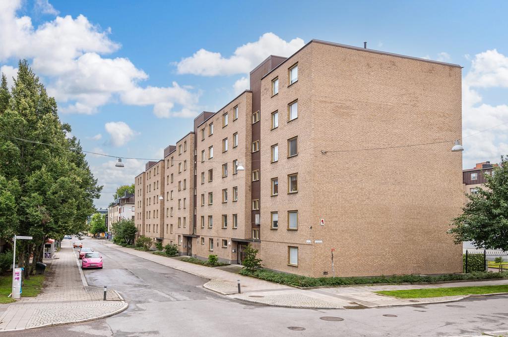 På bekvämt avstånd har vi också tågstation och övriga kommunikationer