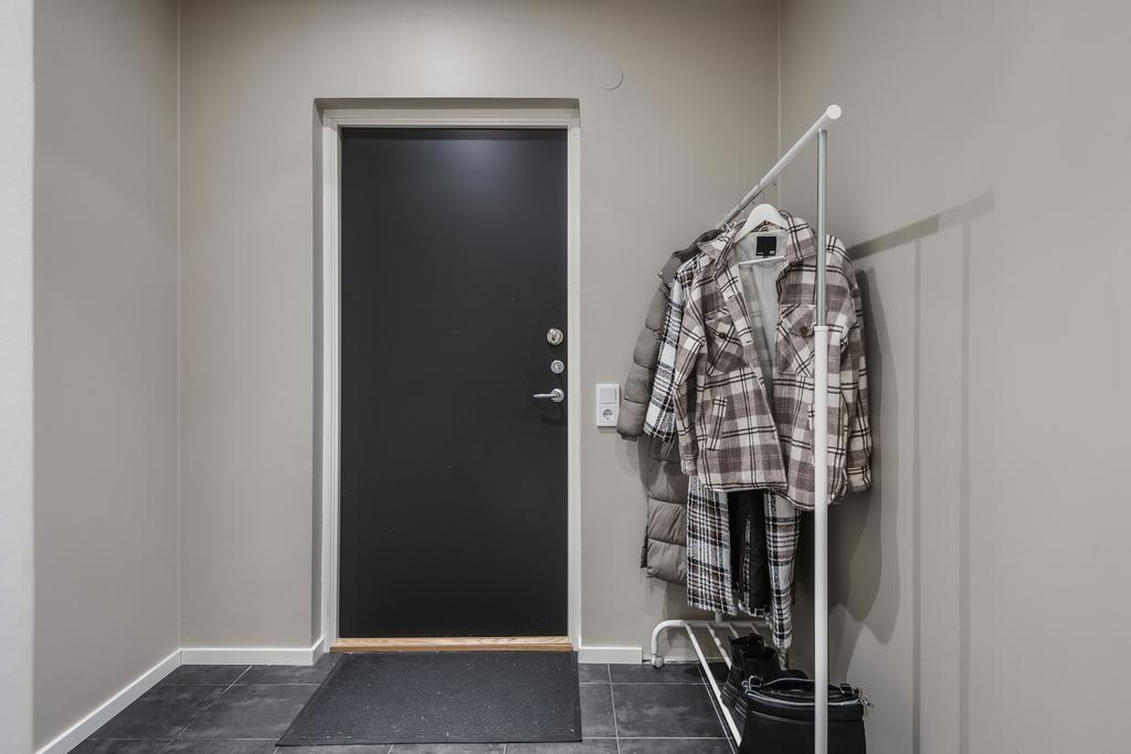 Välkommen in! Här i hallen finns plats och möjlighet att sätta in garderober om så önskas.