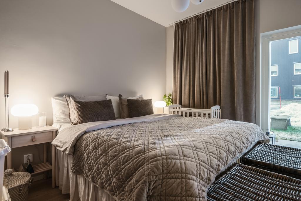 Sovrum 1 med plats för dubbelsäng...