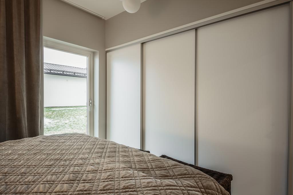 ... och garderober med skjutdörrar. Här finns även utgång till uteplatsen som vetter mot innergården.