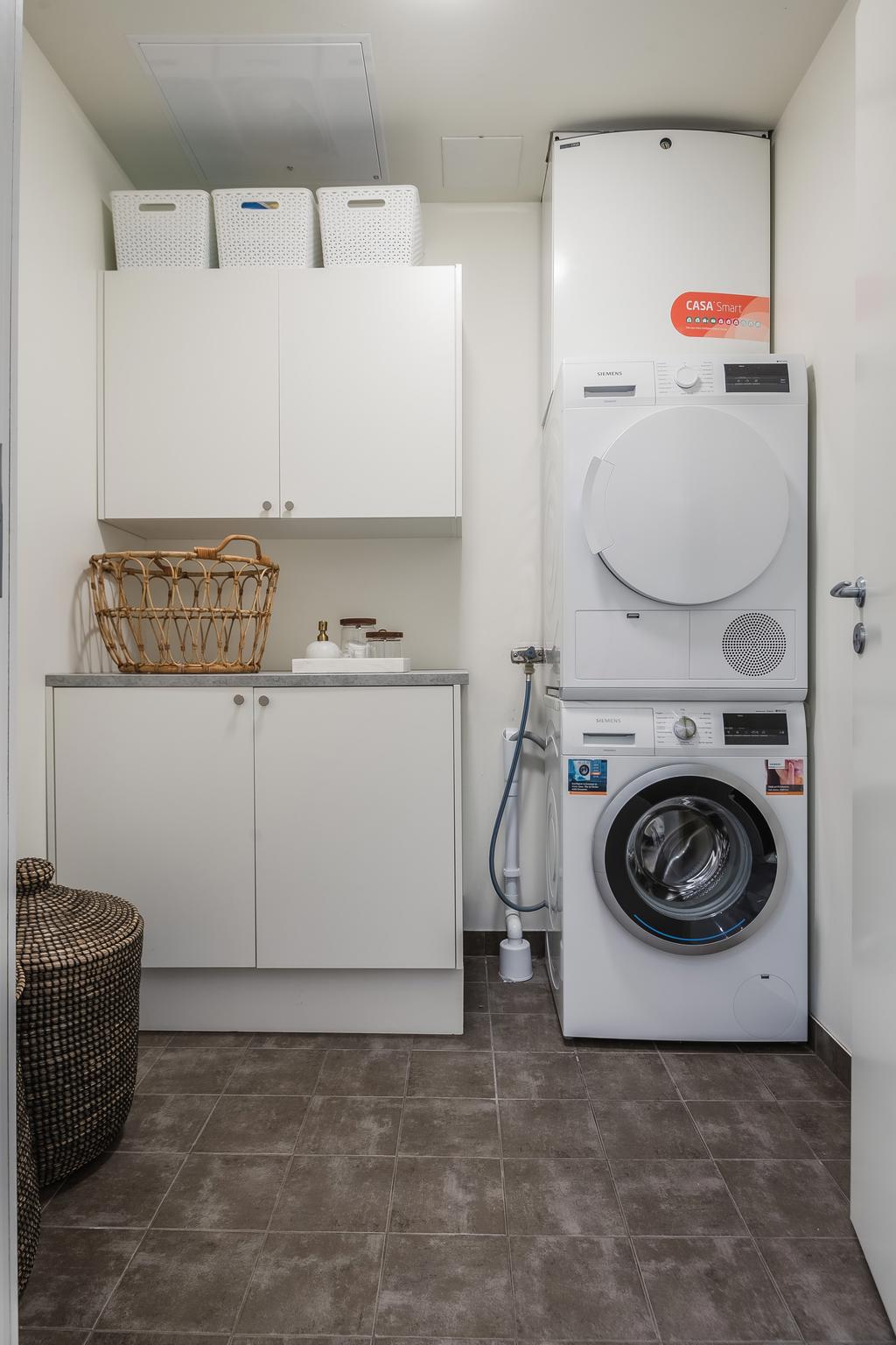 ...och tvättstuga. Det är dörr mellan tvättstuga och badrum så går att separera.