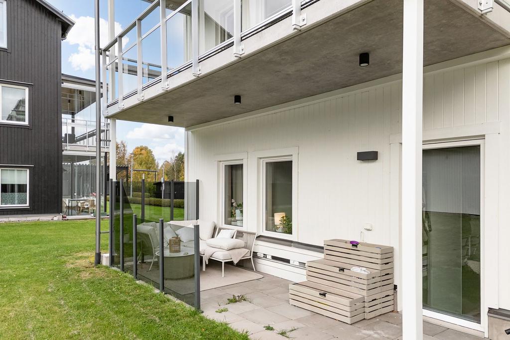 Den andra uteplatsen ligger med eftermiddagssol och utgång från sovrummet. 