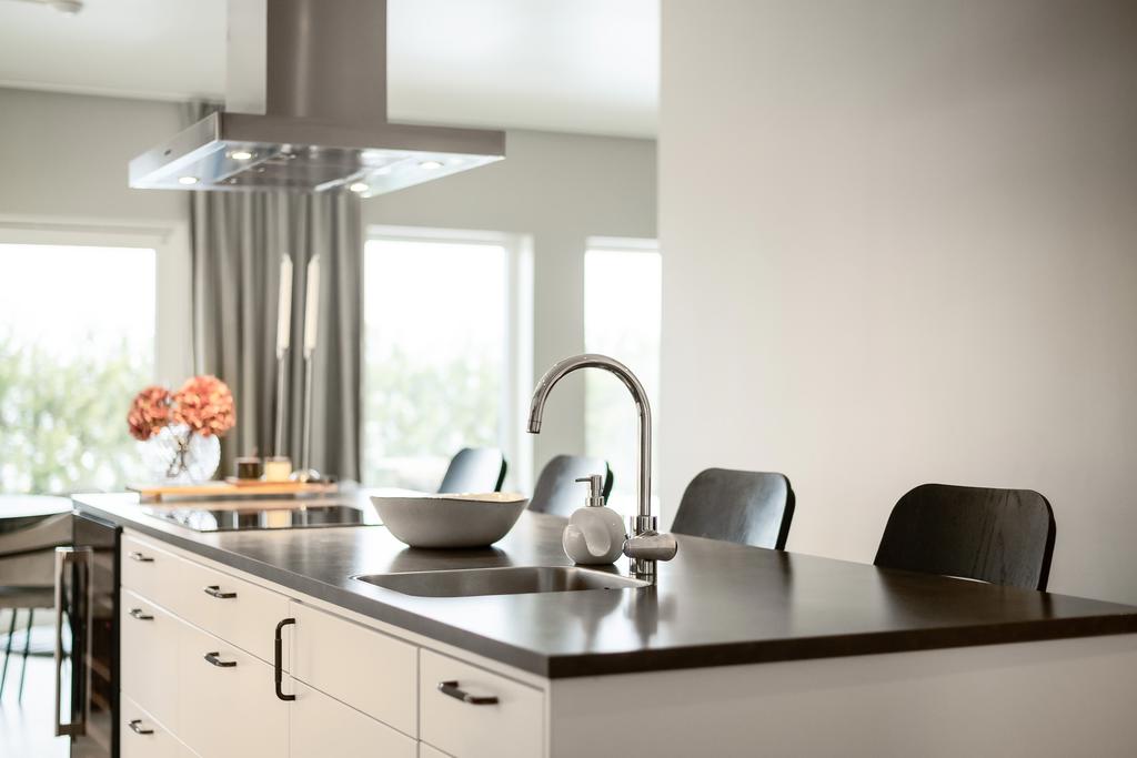 Lägenheten är mycket smakfullt inredd och med fina tillval.