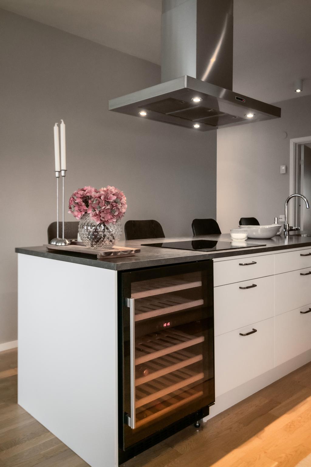 Den här lägenheten har det där lilla extra - förutom känslan även en vinkyl.