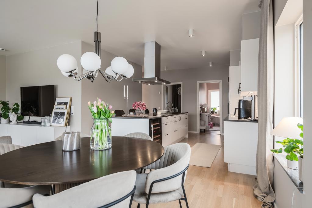 Här finns gott om plats för matgrupp - då detta är en gavellägenhet har du fönster från tre väderstreck.