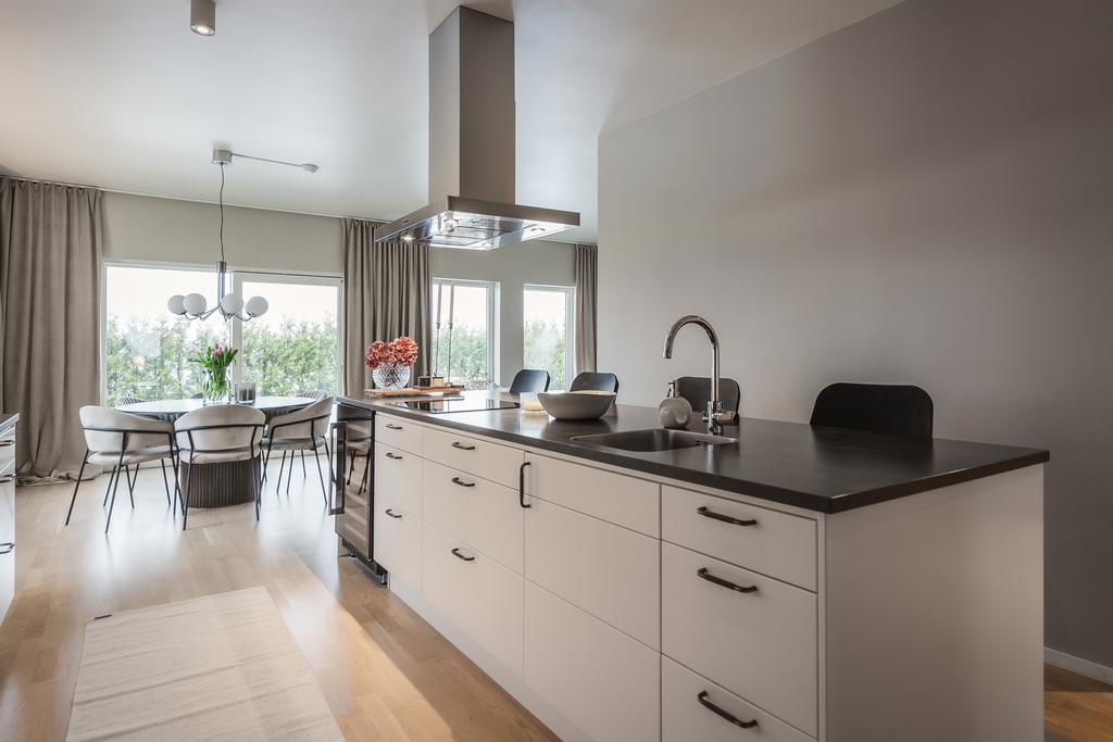 Underbar rymd och ett generöst ljusinsläpp tack vare många och stora fönster i flera väderstreck.