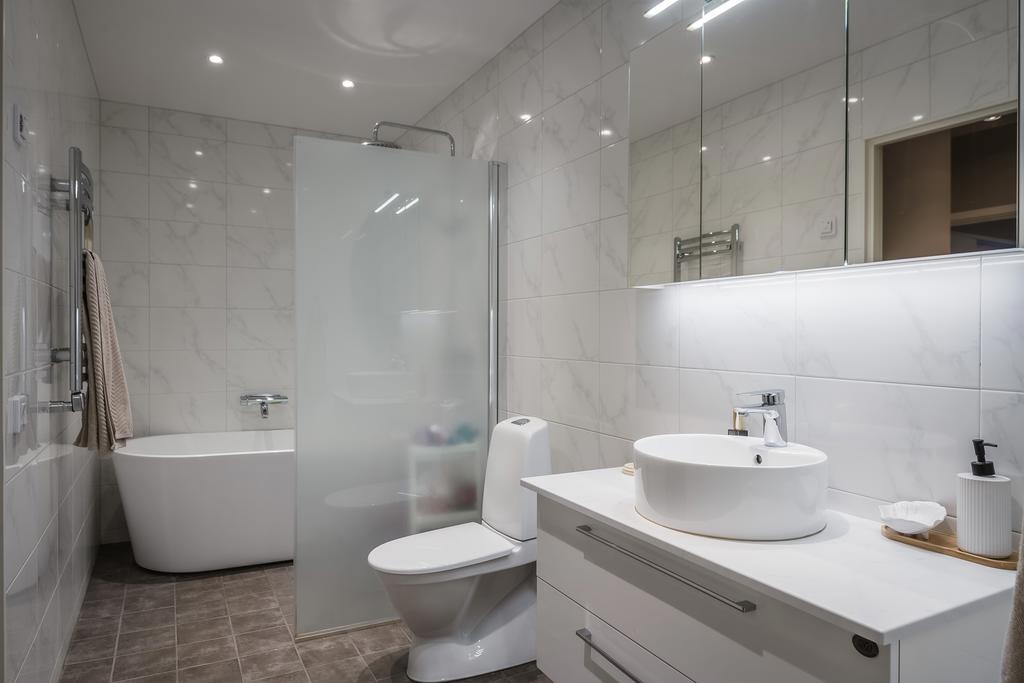 Badrum med badkar, dusch ....