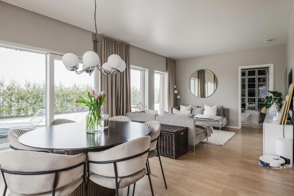 Det fjärde sovrummet ligger innanför vardagsrummet. Föredrar man ett större vardagsrum går det bra att öppna upp så att sovrummet försvinner.