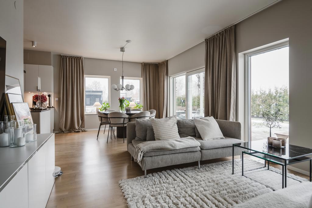 Gränsen mellan ute och inne blir inte knivskarp - härligt under sommaren...