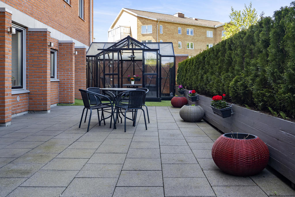 Stor terrass med växthus/uterum