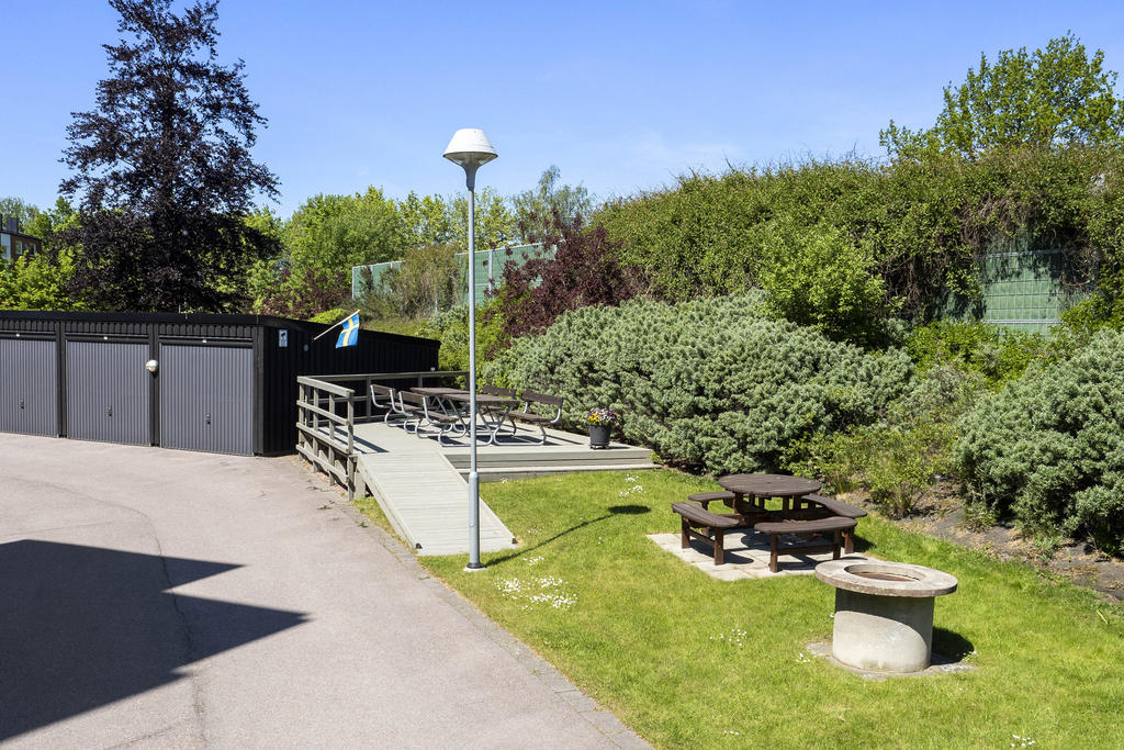 Gemensam grill- och uteplats på baksidan.