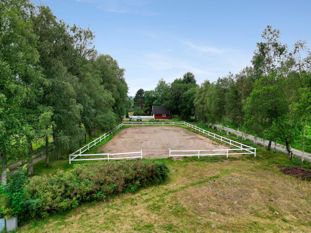 Den närliggande ridbanan