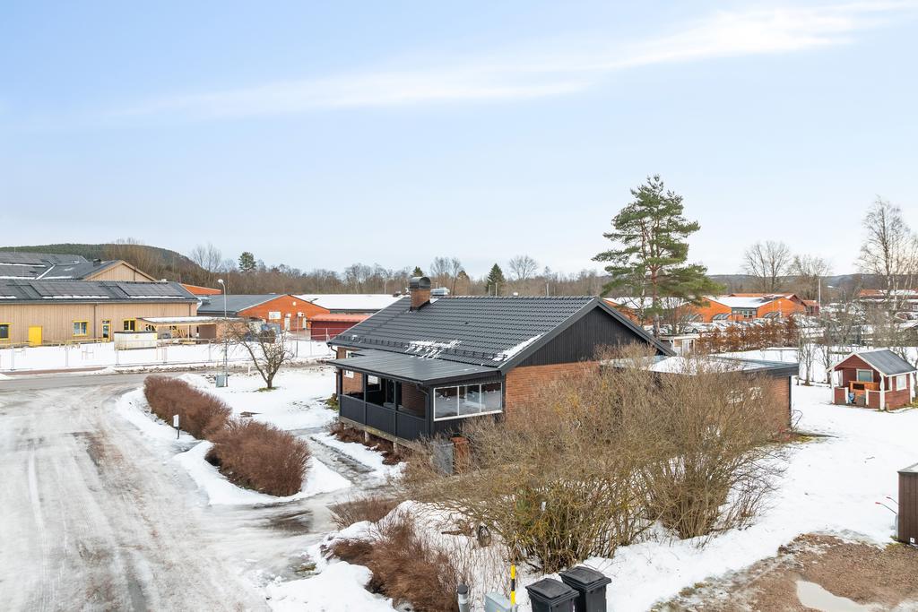 Fastigheten belägen endast ett stenkast från skolan