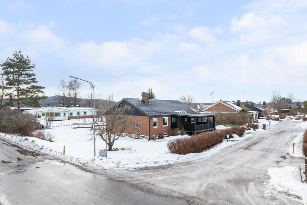 Bäckvägen 16 - med hörnläge i centrala Djurås