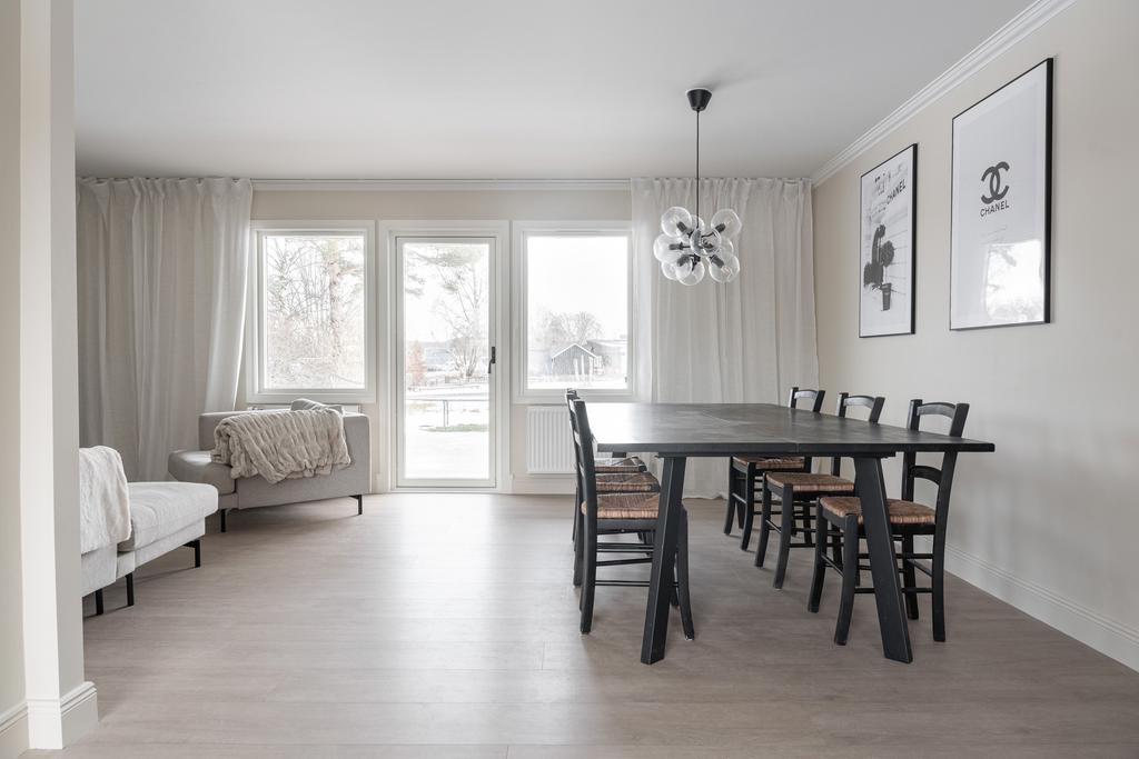 Matplats i vardagsrummet med utgång till den stora altanen