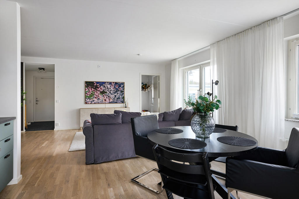 Gott om plats för köksbord finns.