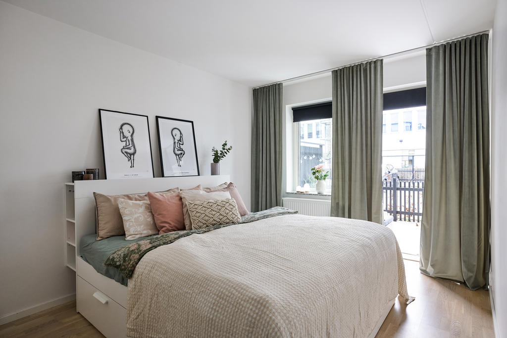 Master bedroom med utgång till den mysiga uteplatsen.