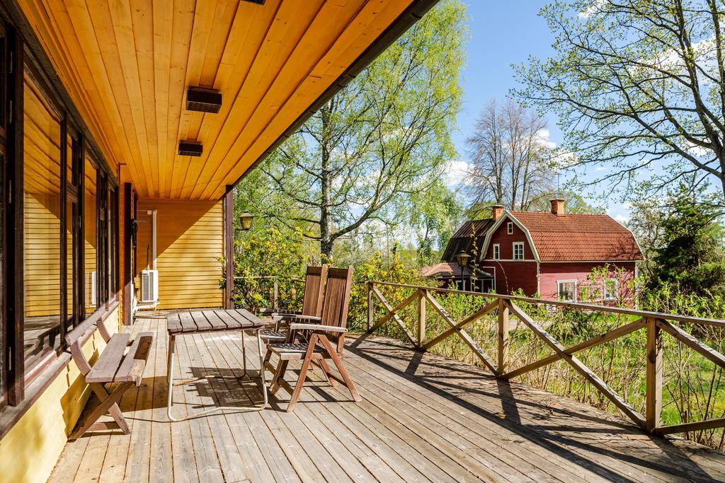Stort härligt altandäck under tak i söderläge.