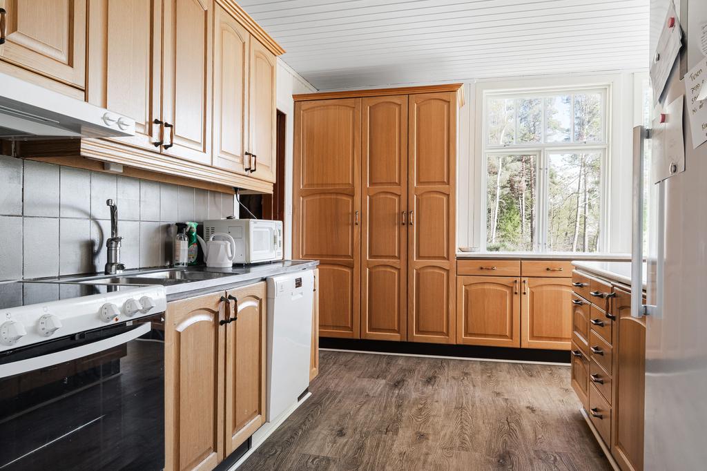 Kök med matplats och mycket förvaring