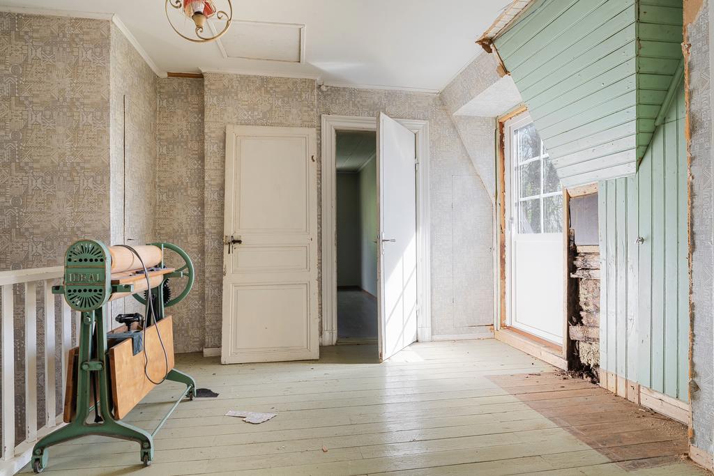 Hall övre plan med balkongdörr.