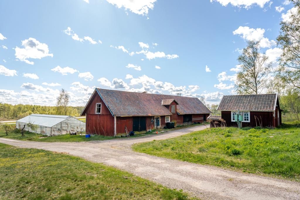 Del av fastigheten med ladugård och växthus