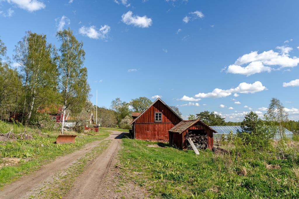 Vedförråd i förgrunden 