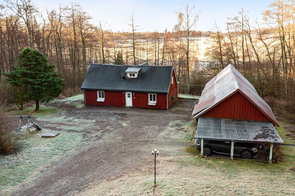 Den stora gårdsplanen ger en rymlig och öppen känsla, med den natursköna omgivningen förstärker känslan av avskildhet och lugn.