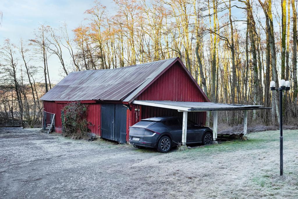 Den röda lagården är konstruerat så att det kan användas som förvaring, garage eller carport. 