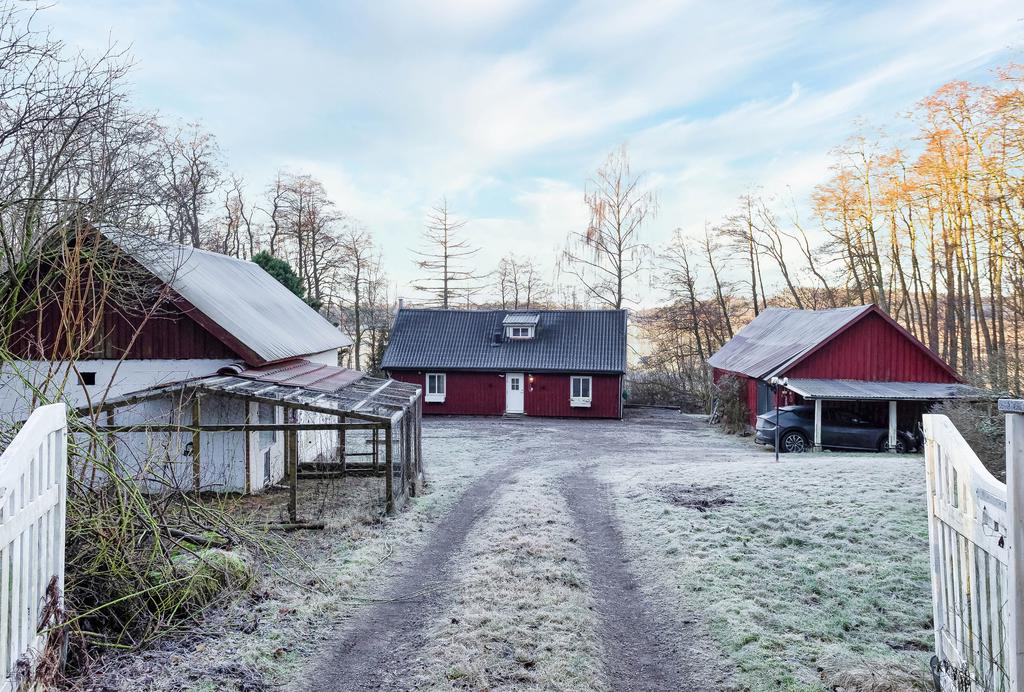 Gårdens inbjudande infart erbjuder en fantastisk möjlighet att skapa ett komplett lantliv. Huvudbyggnaden omges av praktiska uthus, som ger plats för förvaring, hobbyverksamheter eller djurhållning. 