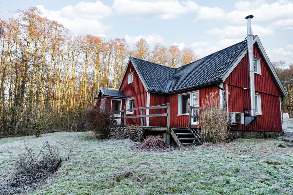 Huset har en charmig träaltan som kan bjuda på många mysiga dagar och kvällar.