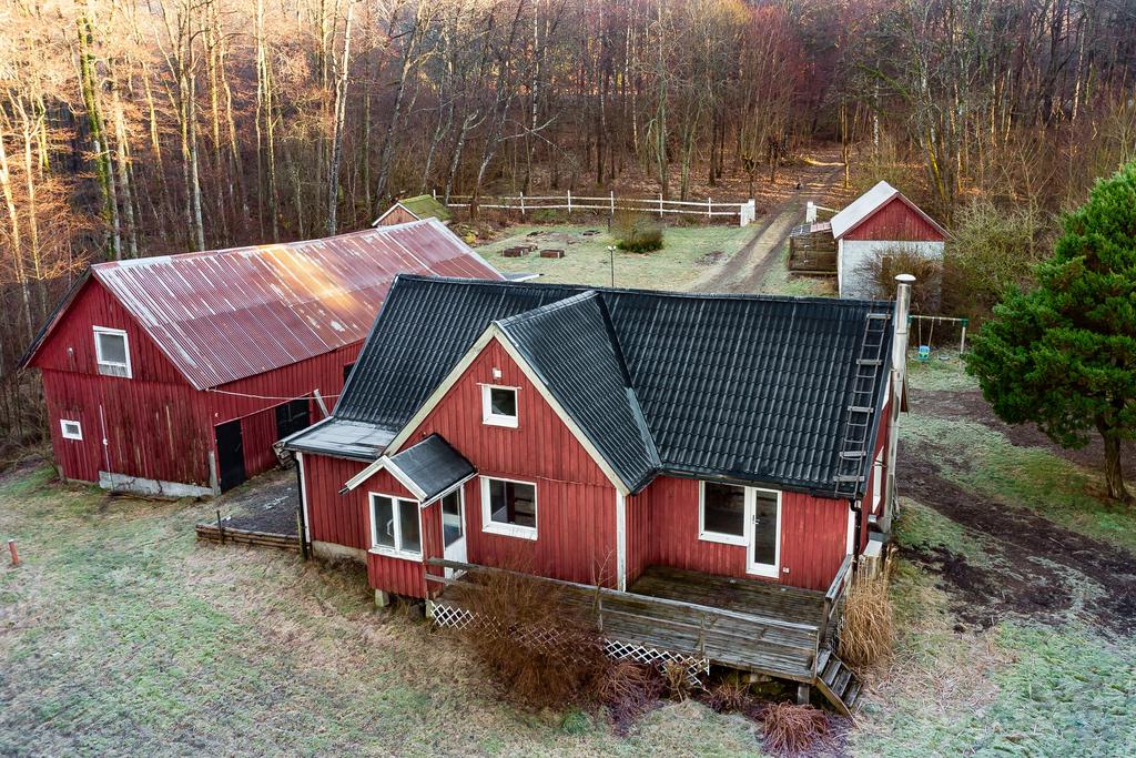 Denna charmiga röda gård med klassiska ladugårdsbyggnader och en naturskön omgivning. Här finns gott om möjligheter att skapa ditt drömboende på en plats som andas lugn och trivsel. 