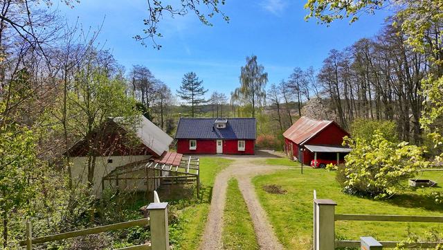 Välkommen till Abild Klevedal 135, Slöinge! En lantlig idyll för er som vill bo  lugnt och stilla.