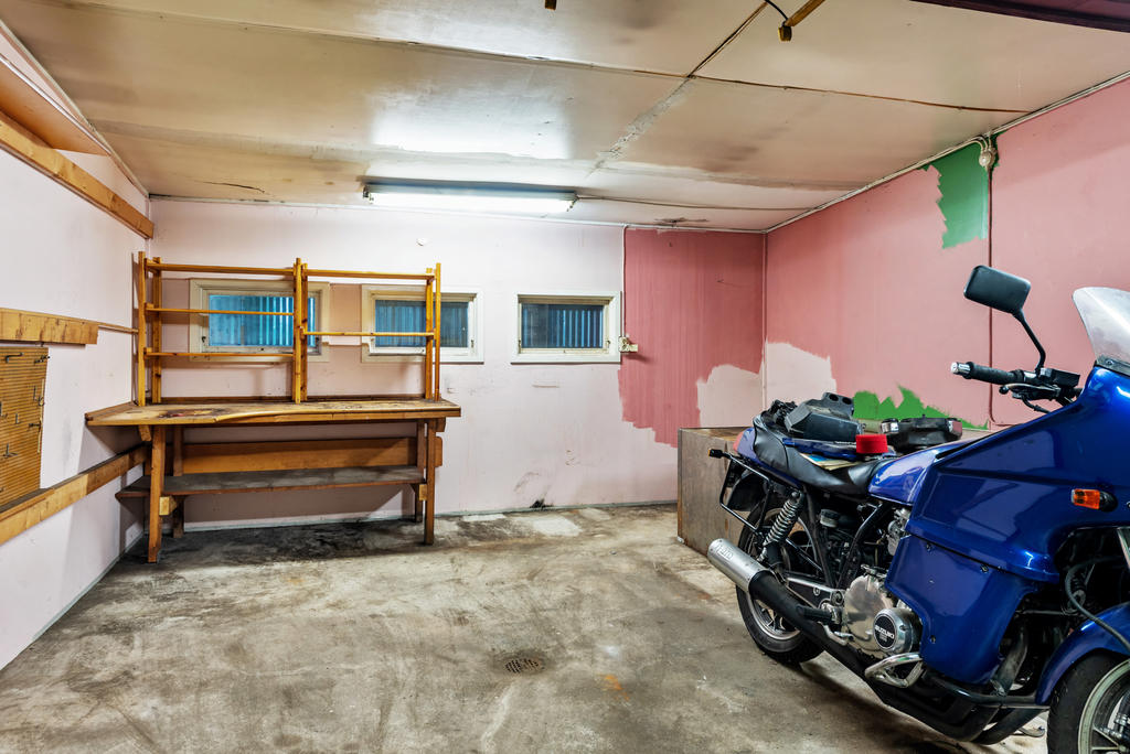 Garage. 