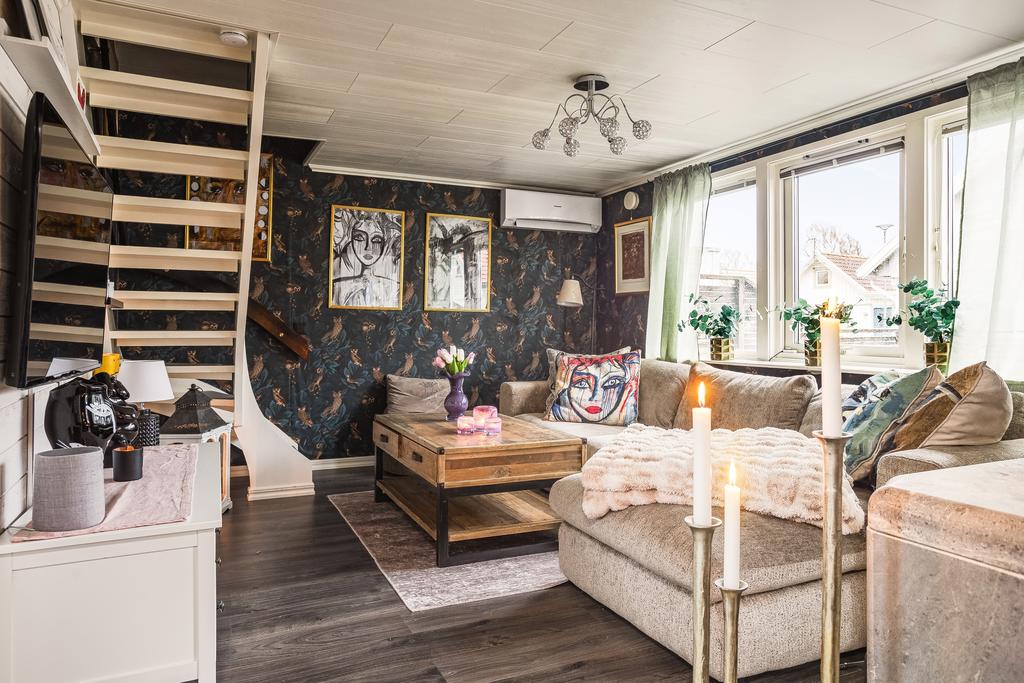 Här ifrån nås trappan upp till sovloftet