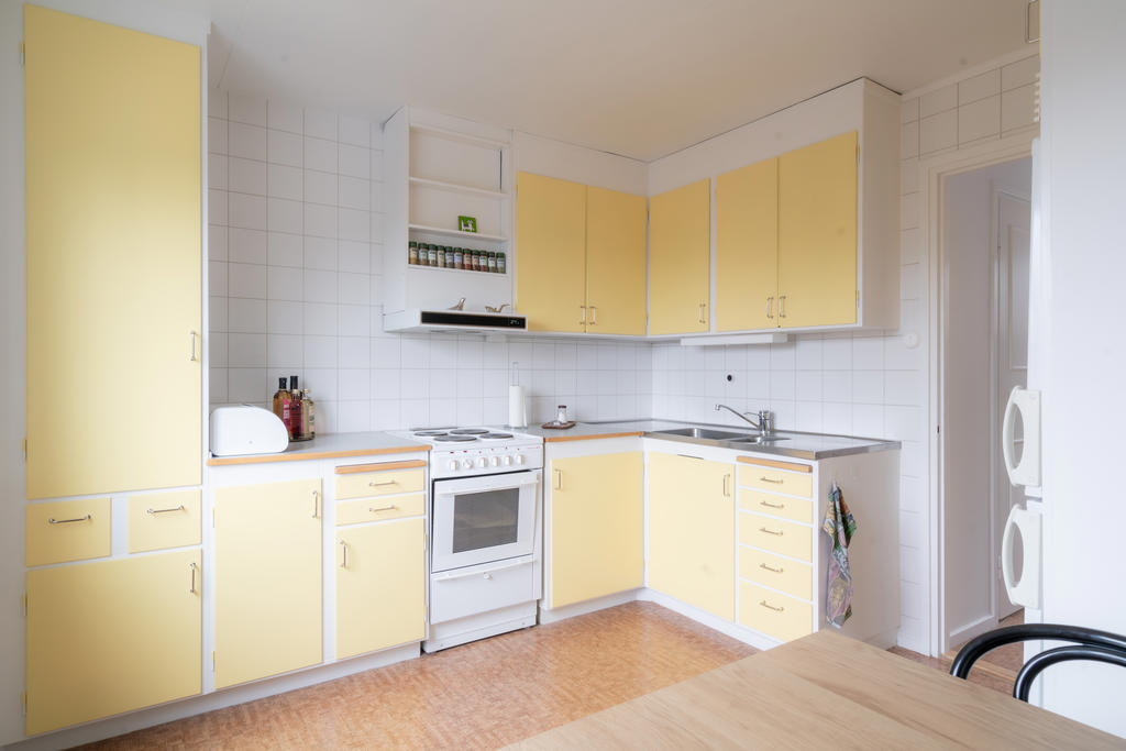 Köket har sin ursprungsform, med nymålade luckor och vitt kakel på väggarna