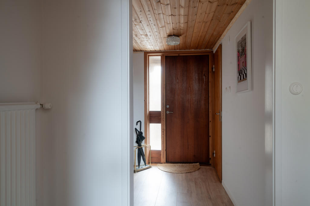 Rymlig hall med plats för förvaring och möbler