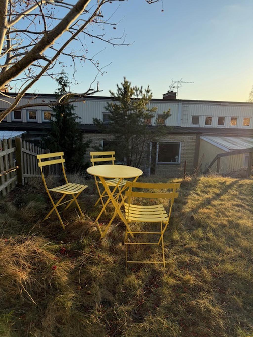 Fikaplats i kvällssolen 
(Foto: Privat)