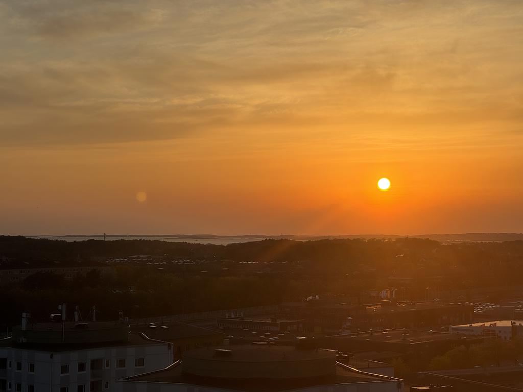 Blicka ut  över en magisk utsikt över solnedgången!