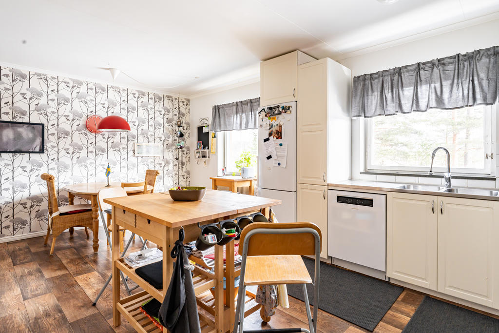 Köket är rymligt med plats för ett stort matbord. 