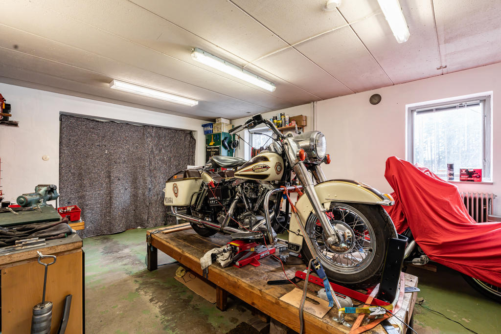 Bredvid entén finns en dörr in till garaget. 