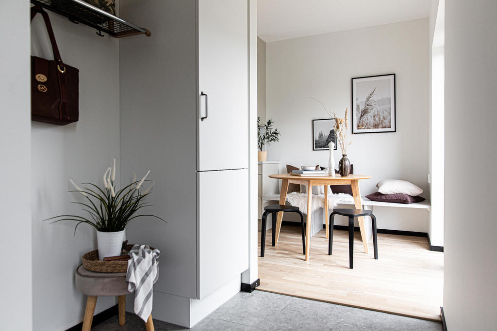 Från hallen in till kök