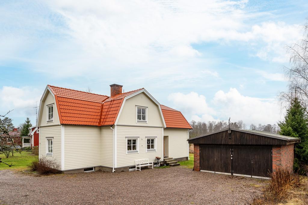 Dubbelgarage -  Anslutet till bergvärmen. Vatten och värme indraget under jord från huset. Ny elcentral. 3-FAS uttag.