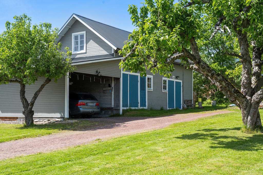 Carport och uthus