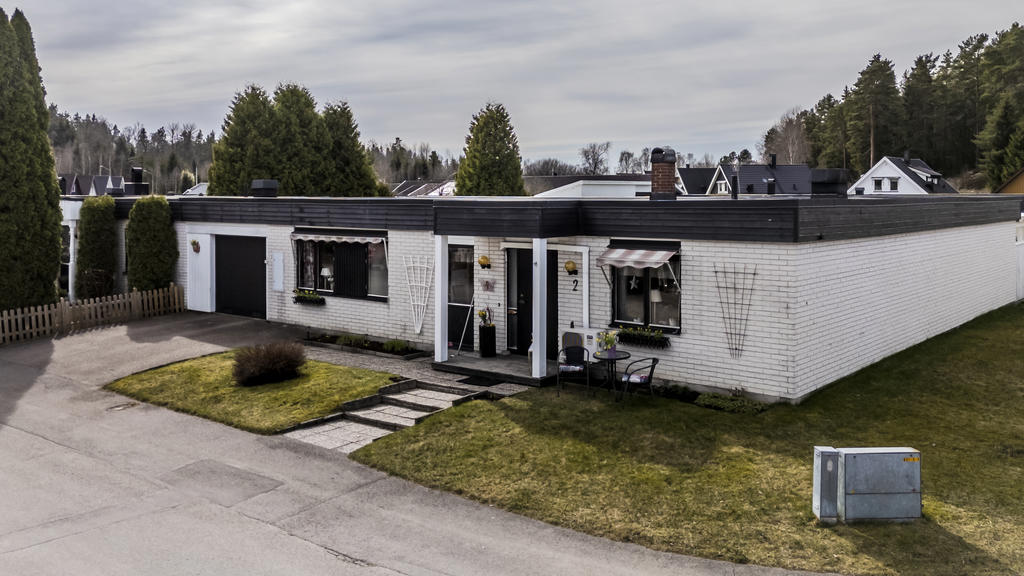 Garage i anslutning av villan
